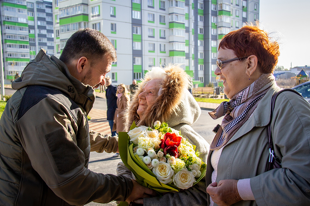 Денис Пушилин вручил ключи от квартиры в Мариуполе ветерану Великой Отечественной войны Надежде Романюк.