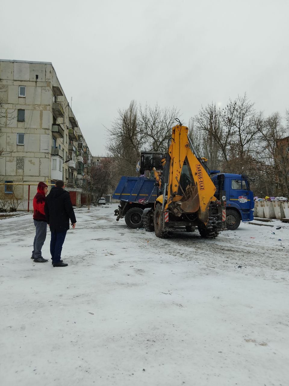 Благоустройство площадки возле мусорных контейнеров.