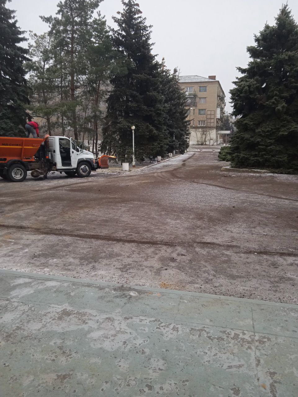 Посыпка противогололедной смесью дорог и тротуаров в Ждановке продолжается.