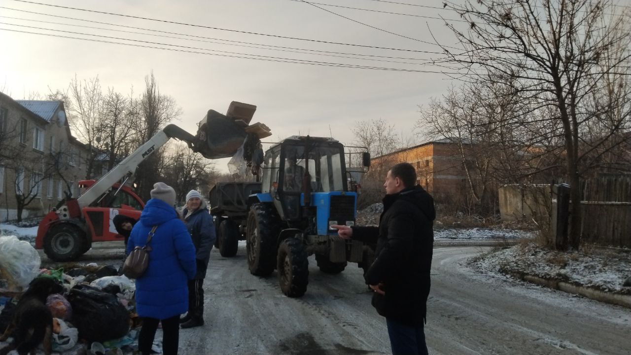 Несмотря на непогоду в Ждановке продолжается работа по уборке мусора.