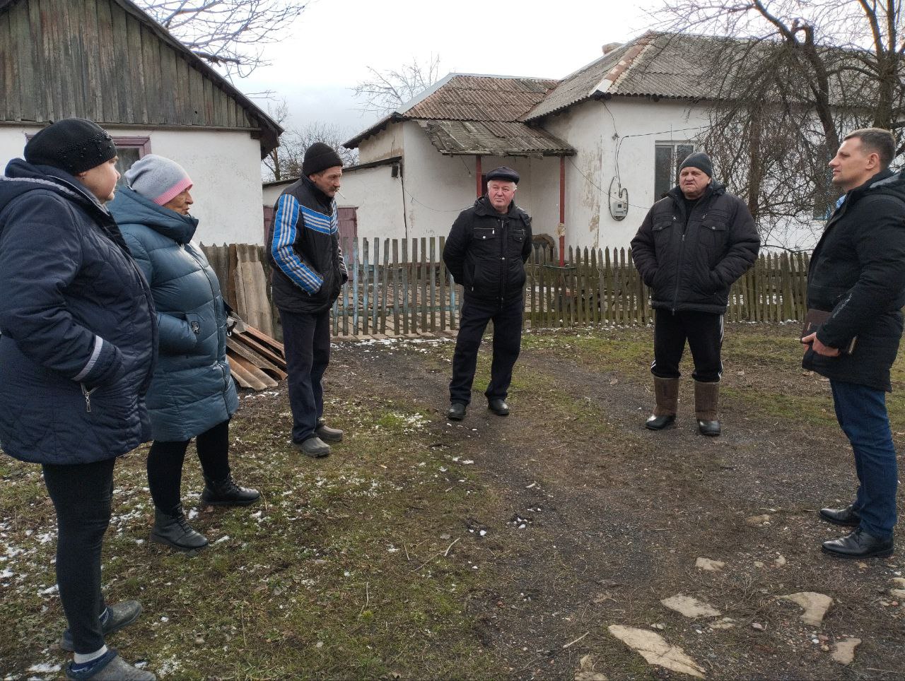 Жители поселка Молодой Шахтер получили консультацию по интересующим вопросам.