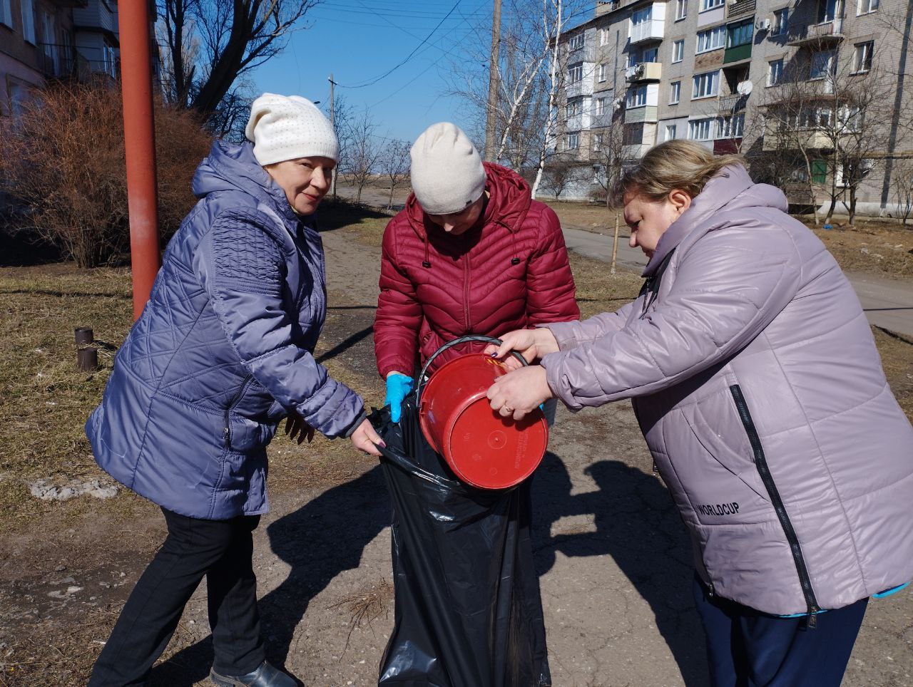 Жители Ждановки провели субботник.