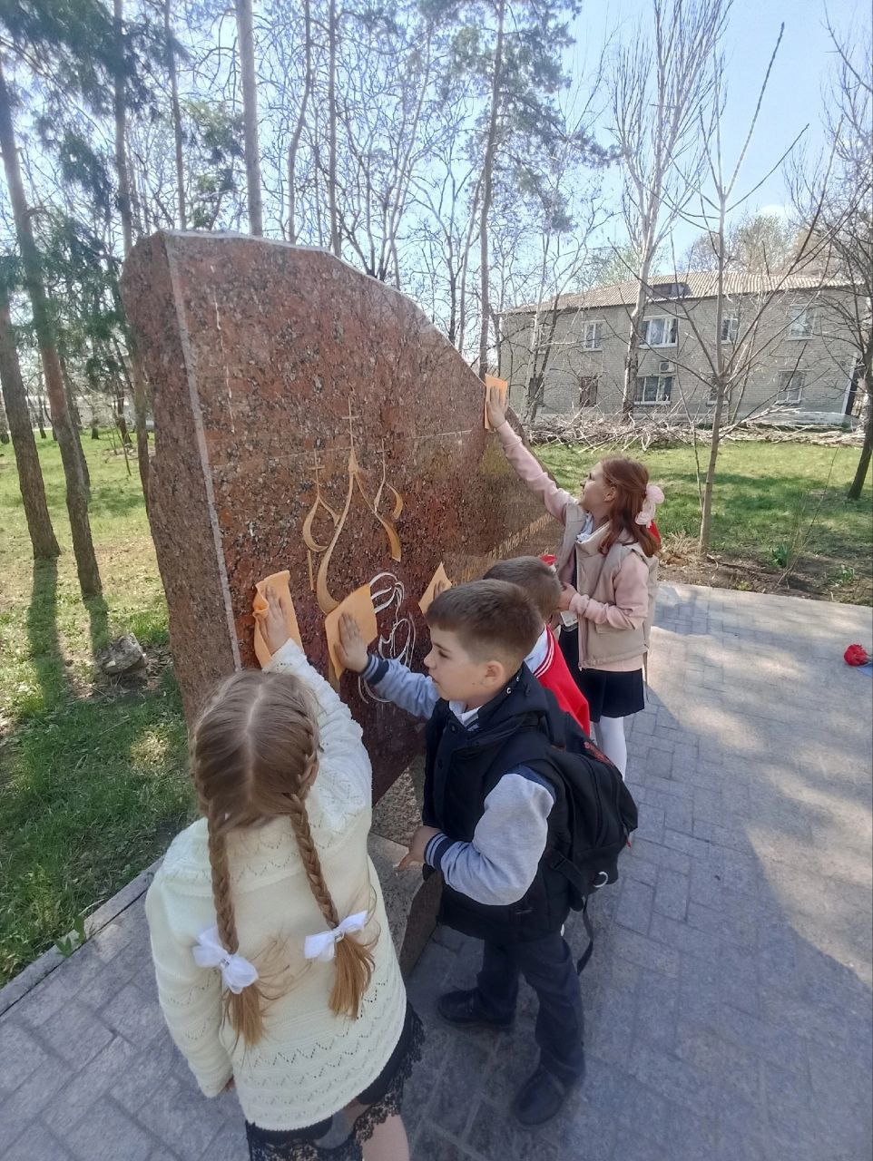 В Ждановке благоустраивают памятные места.