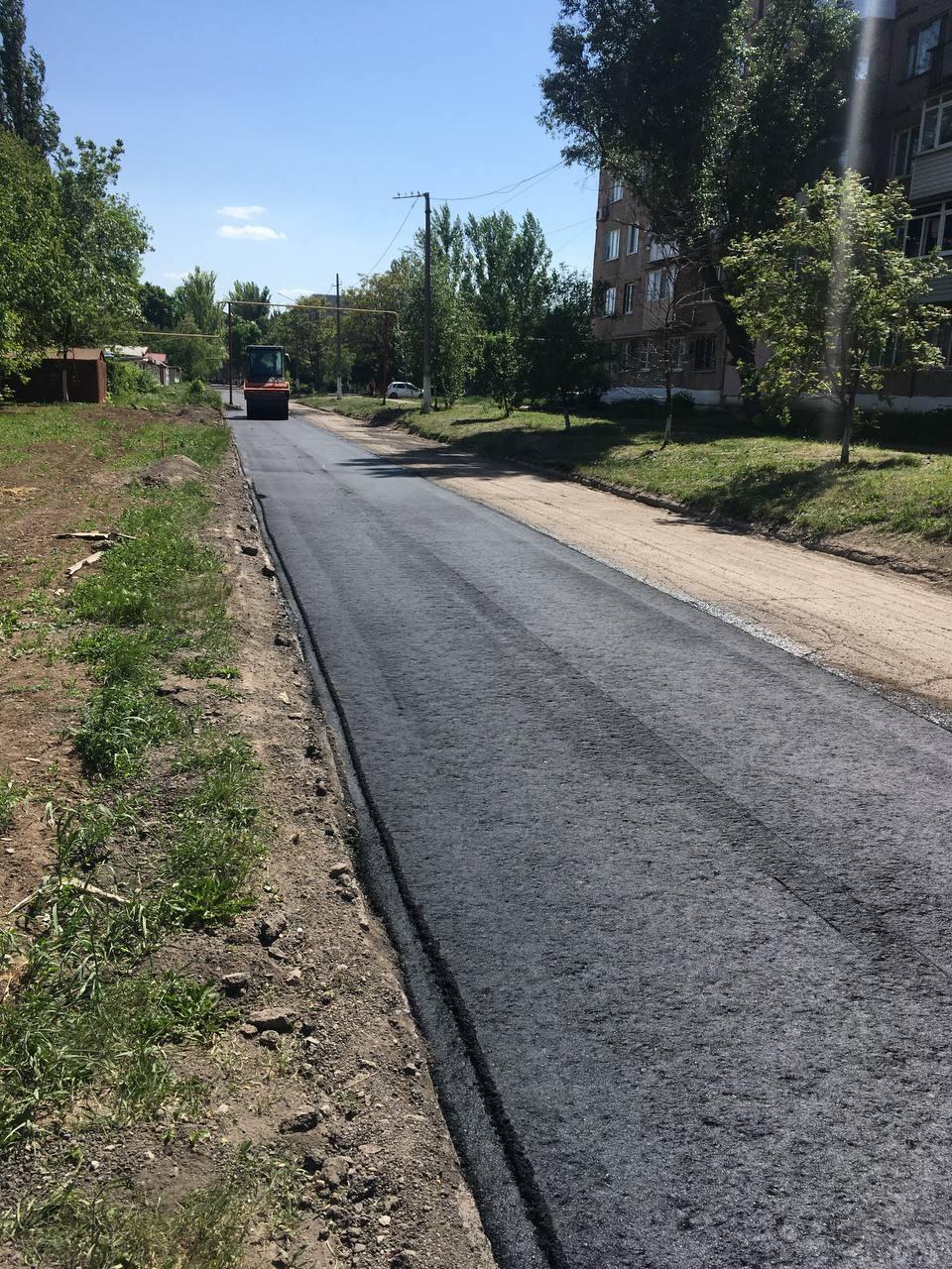 Магаданская область приступили к асфальтированию участка дороги в Ждановке.