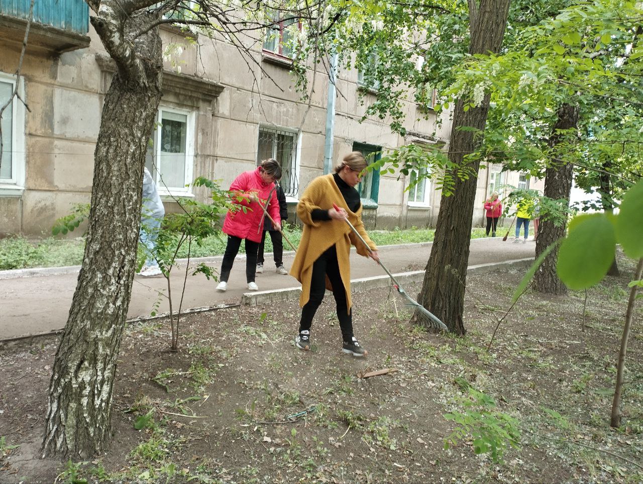 В Ждановке сотрудники предприятий продолжают участвовать в акции «Чистый четверг».