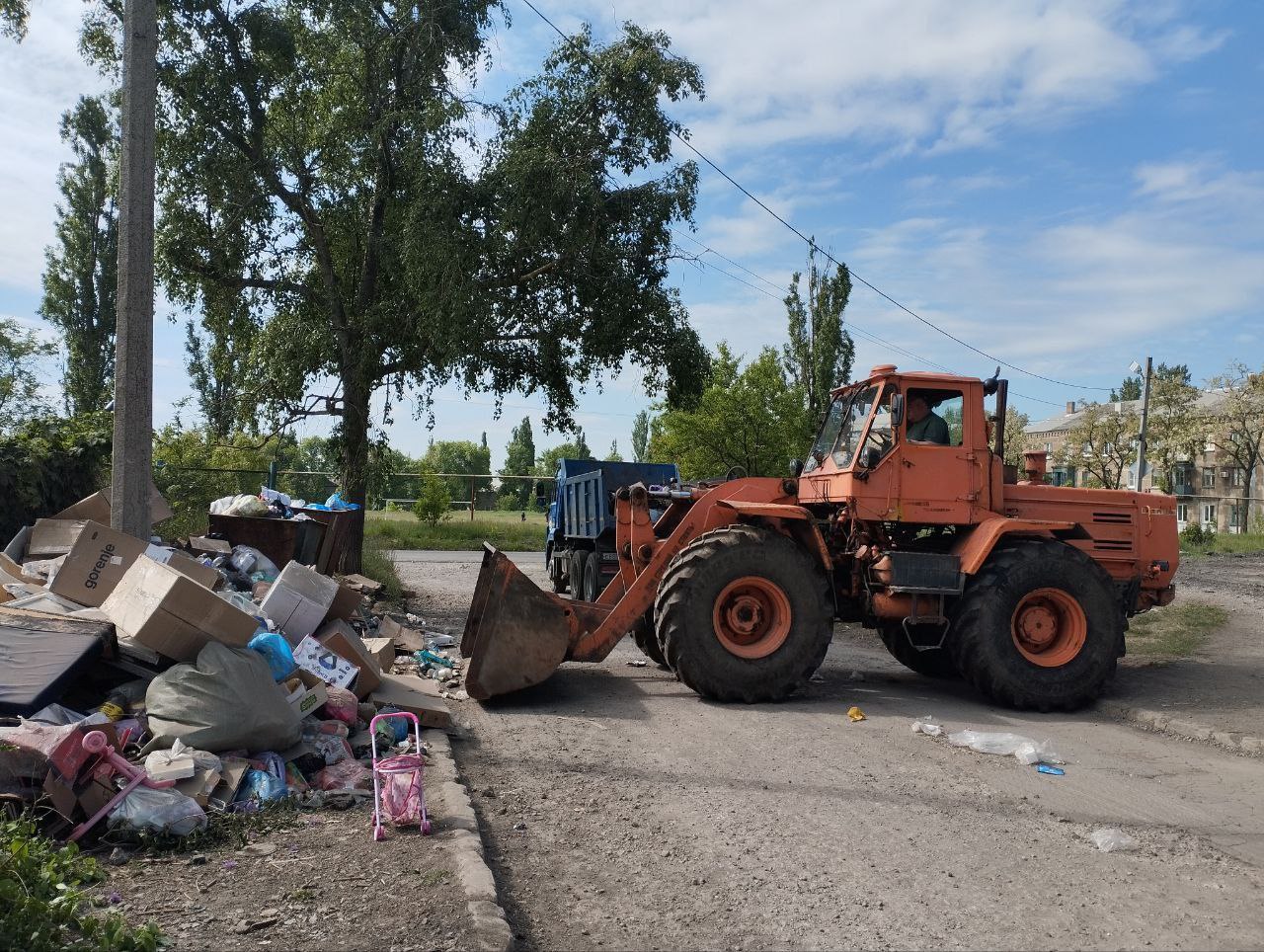 В Ждановке убирают вокруг контейнерных баков.