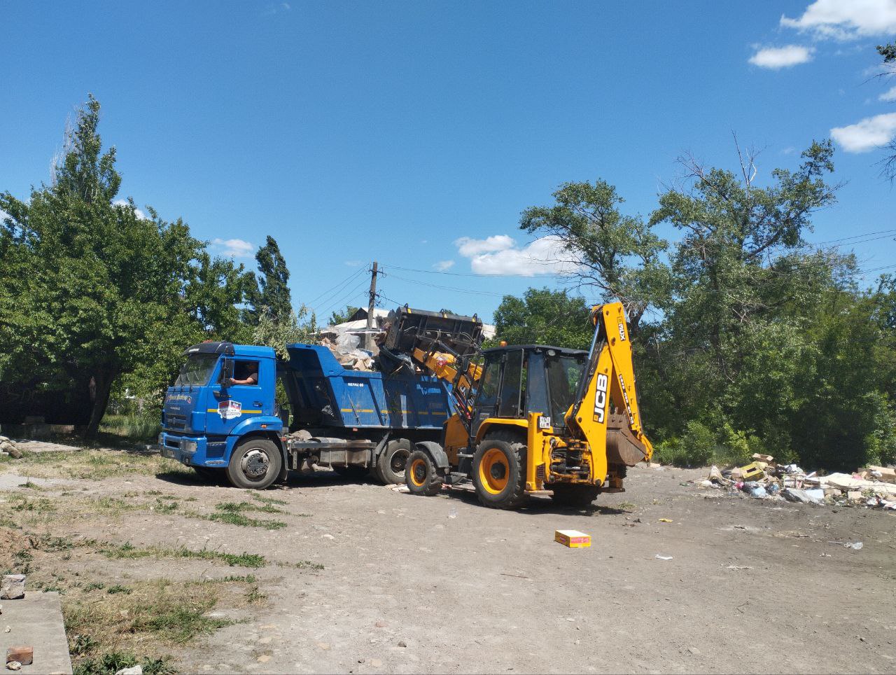 В Ждановке продолжается уборка стихийного мусора.