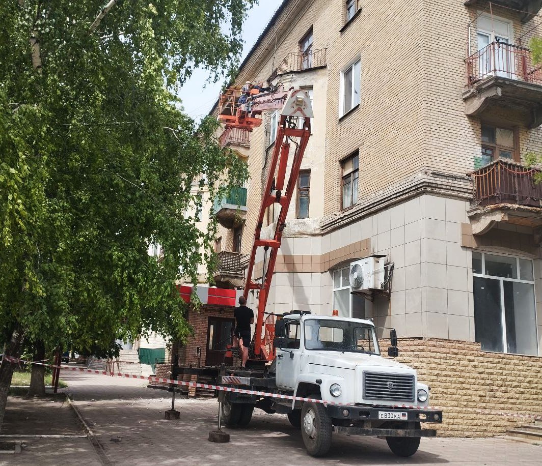 В Ждановке ремонтируют фасад многоэтажки.