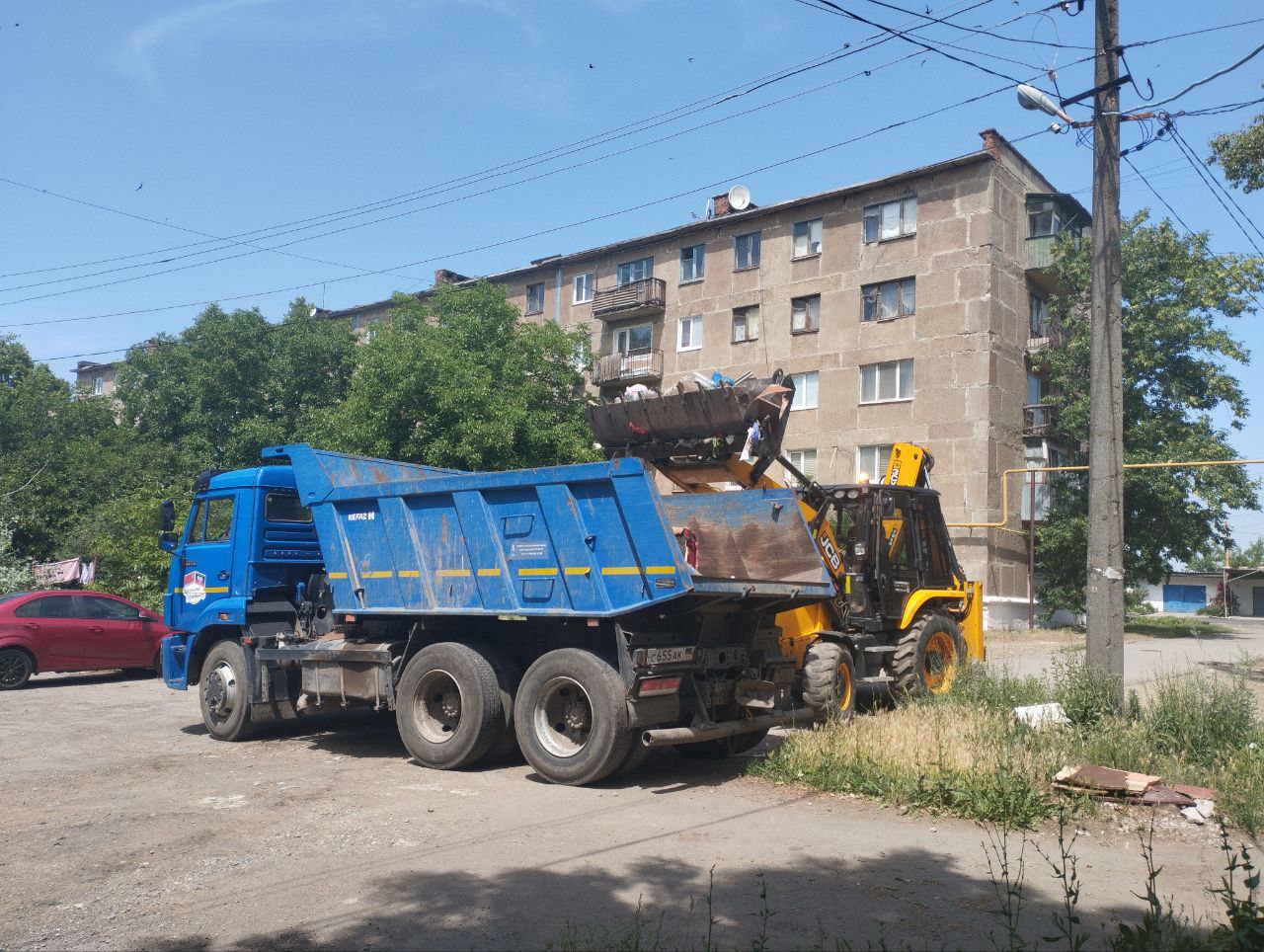 В Ждановке продолжается уборка стихийного мусора.