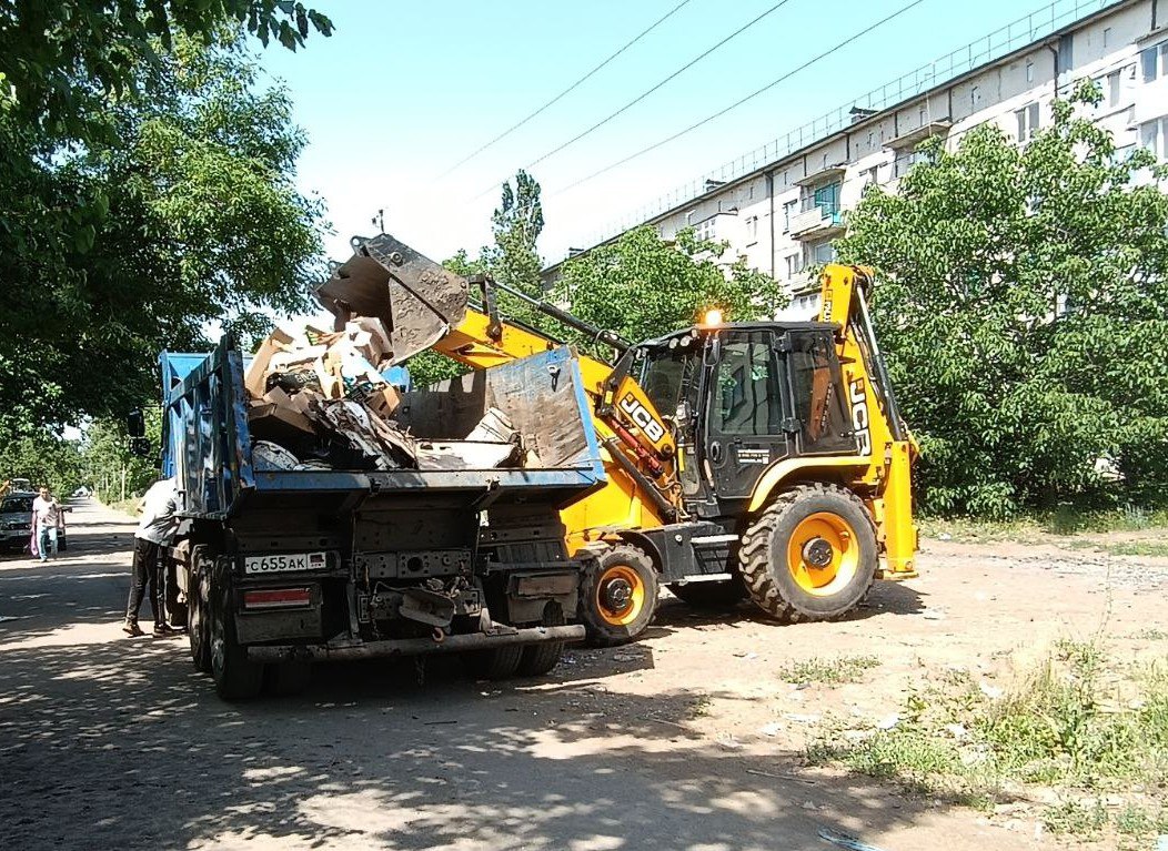 В Ждановке продолжается уборка стихийных свалок.