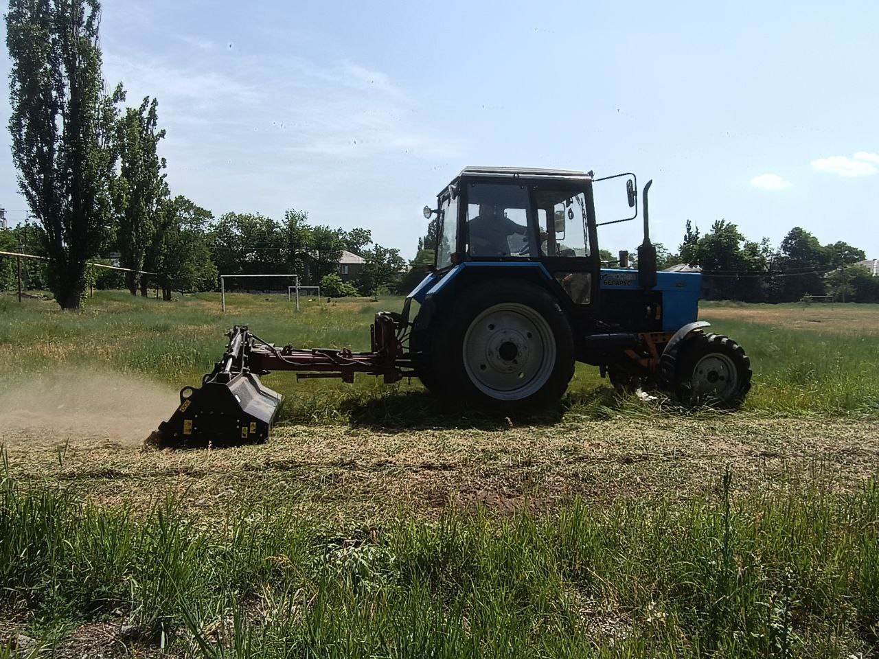 В Ждановке покосили траву на территории старого стадиона.