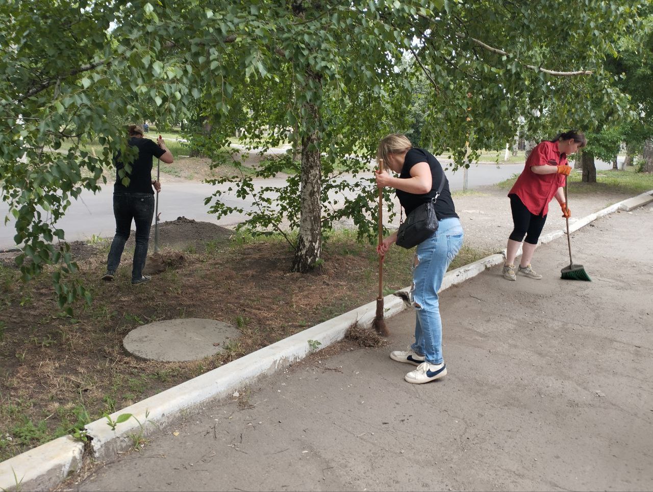 В Ждановке продолжается благоустройство территории.