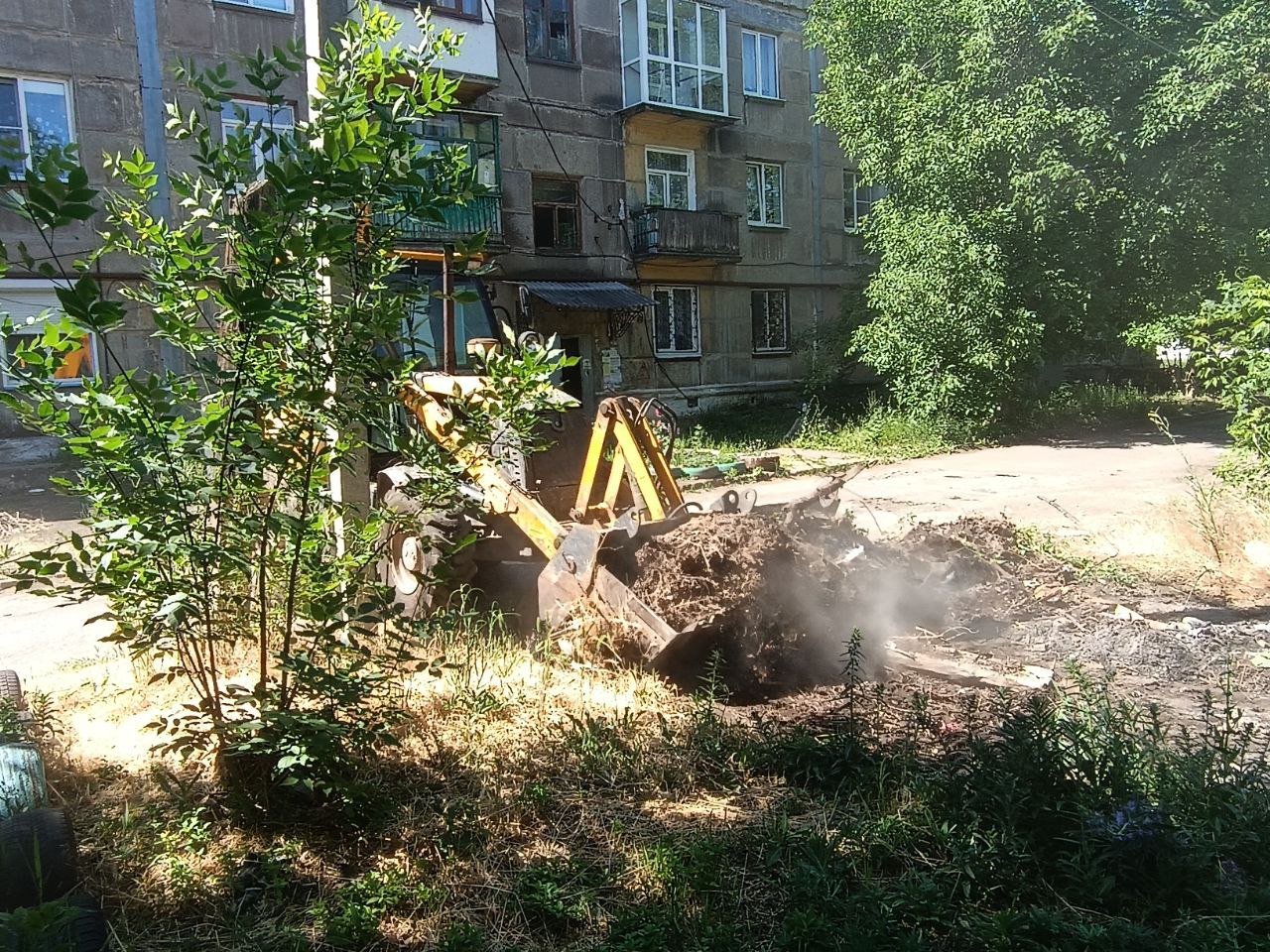 В Ждановке продолжается уборка стихийного мусора.