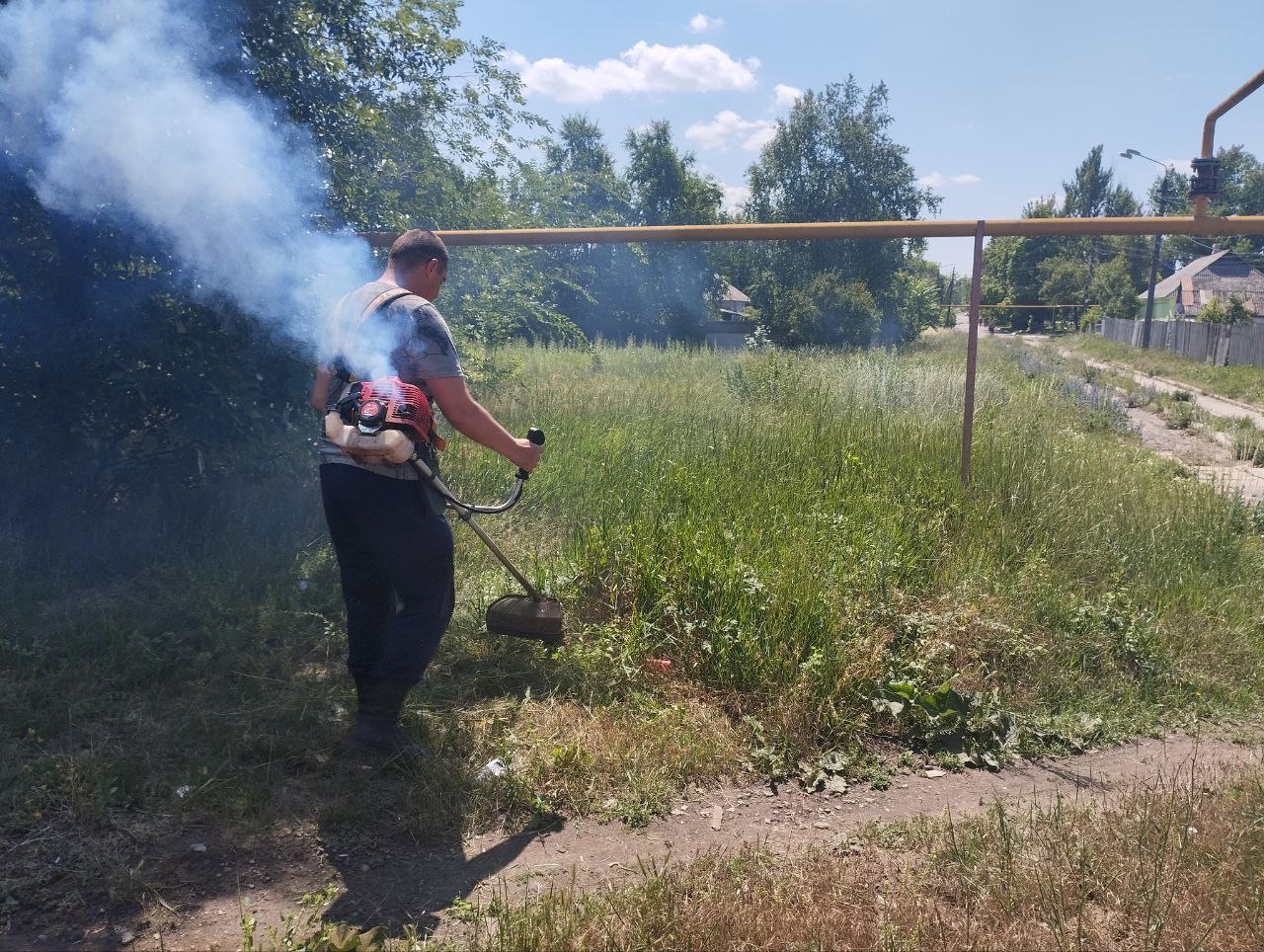 В Ждановке продолжается благоустройство территории.