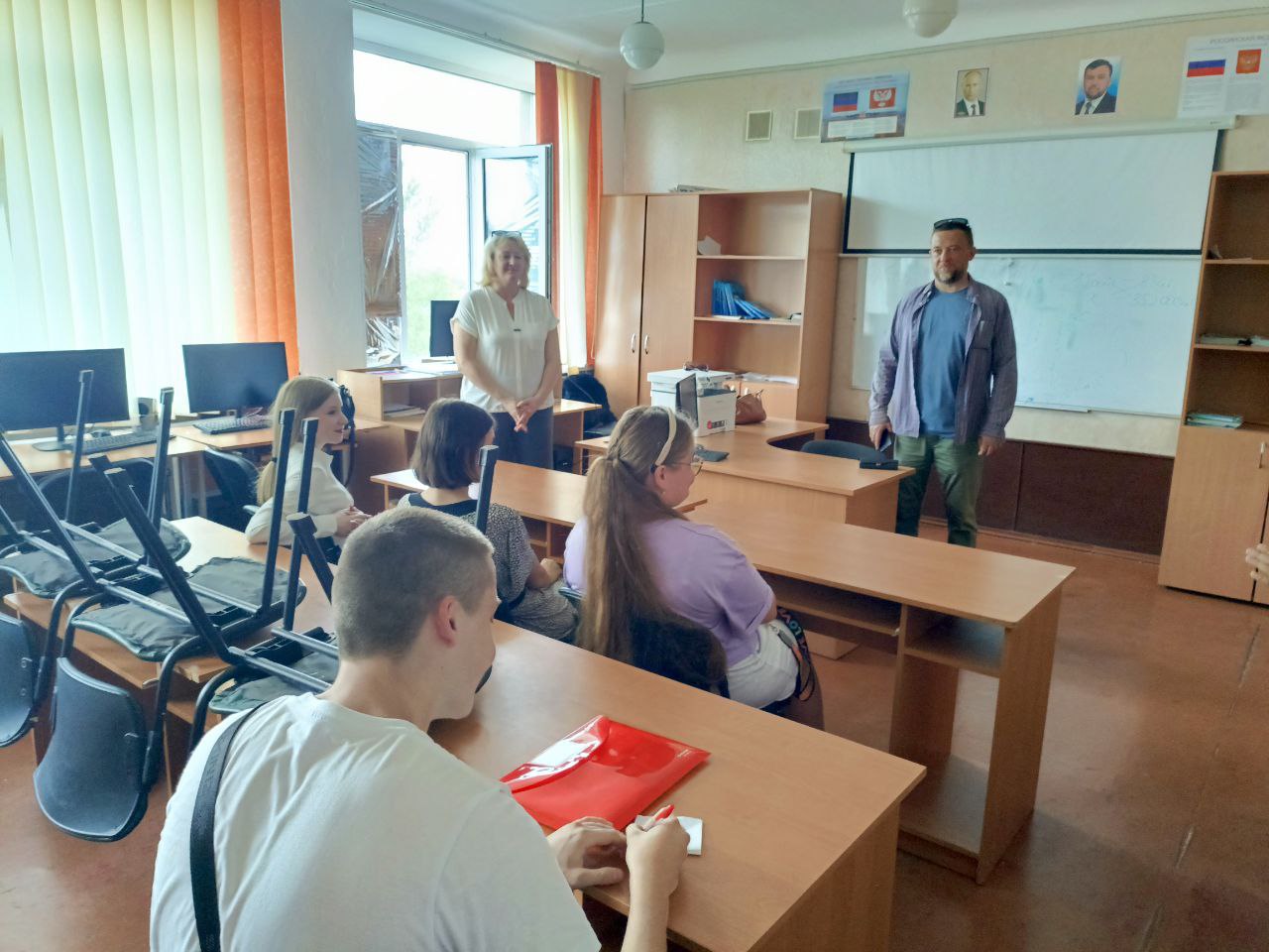 Ждановским выпускникам оказывает методическую помощь.