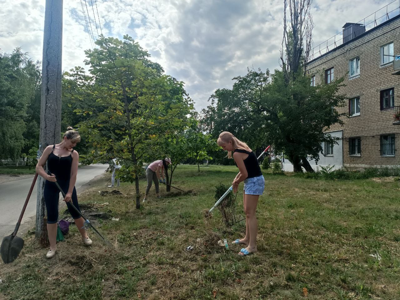 Ждановцы вышли на уборку города.