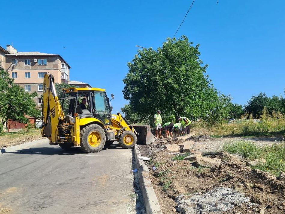 Специалисты Магаданской области установили бордюры в Ждановке.