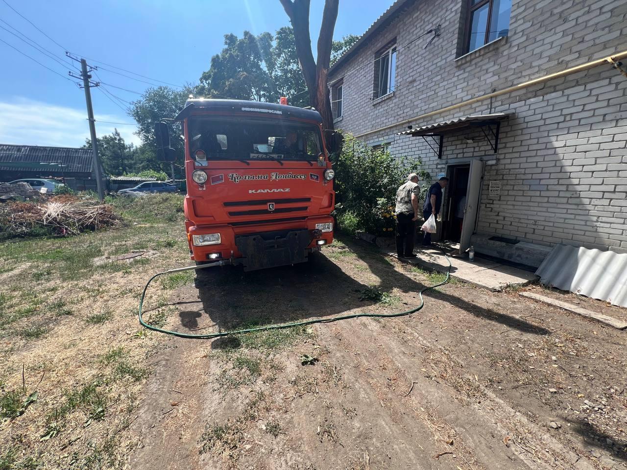 Аварийщики Магаданской готовят дома Ждановки к осенне-зимнему периоду.