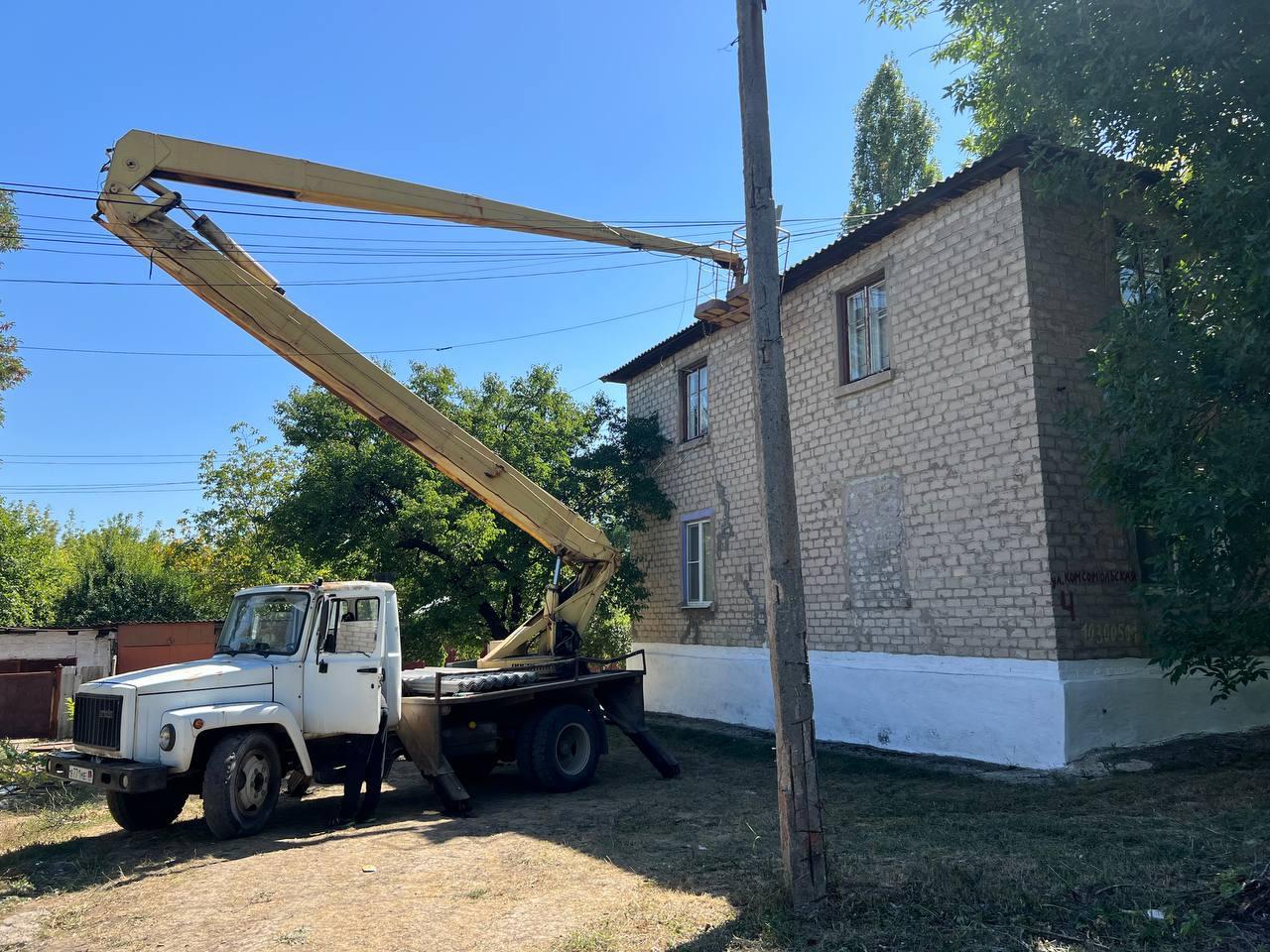 Магаданцы продолжают ремонт кровель в Ждановке.