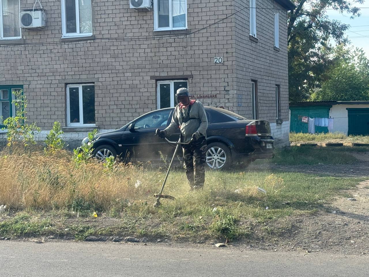 Коммунальщики Ждановки продолжают благоустраивать город.