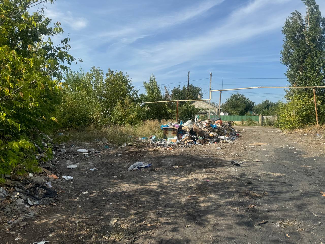 В Ждановке продолжается ликвидация стихийных свалок.