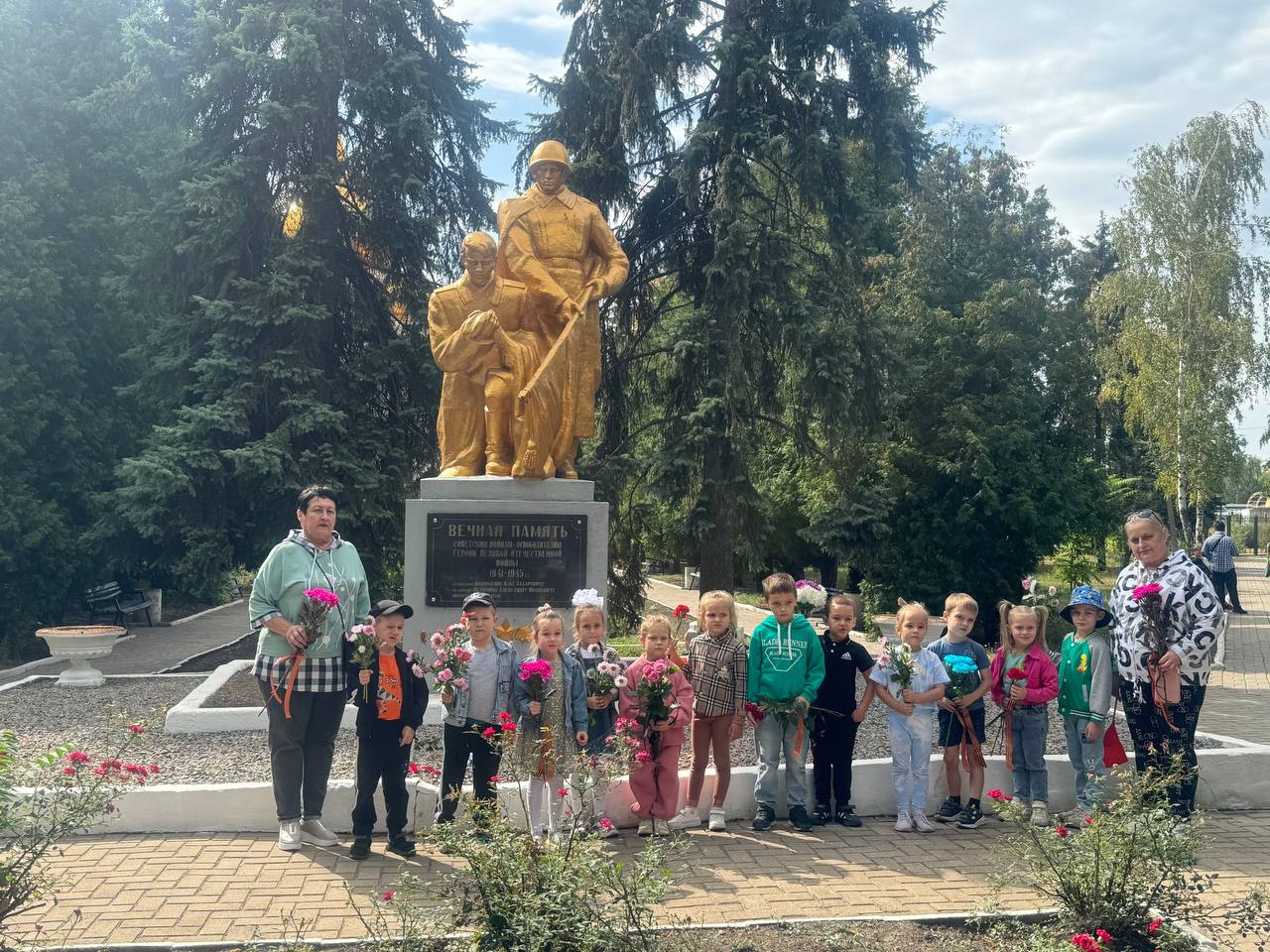 В Ждановке дошкольники возложили цветы к памятнику воинам-освободителям.