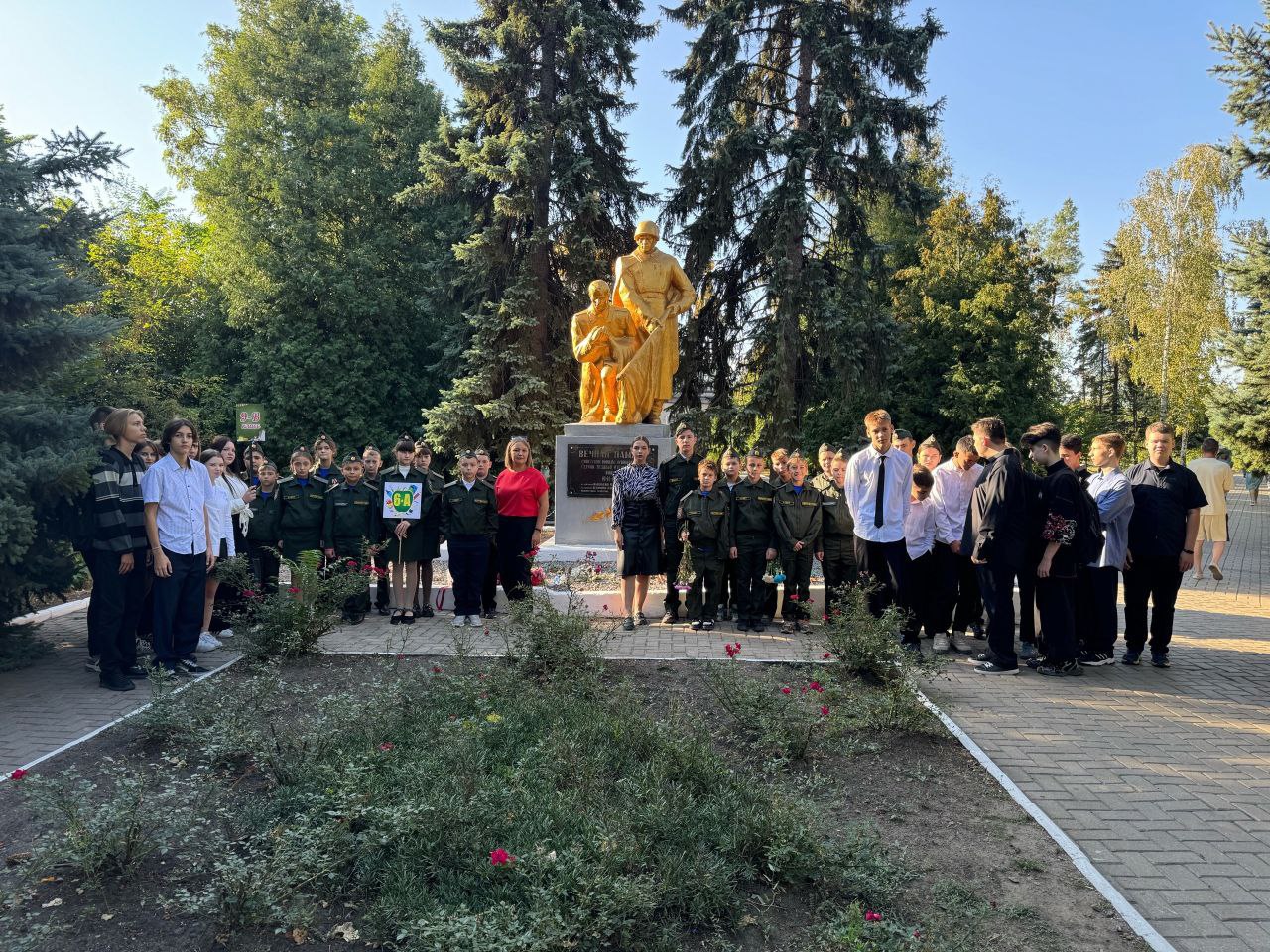 В Ждановке ученики почтили память воинов-освободителей.