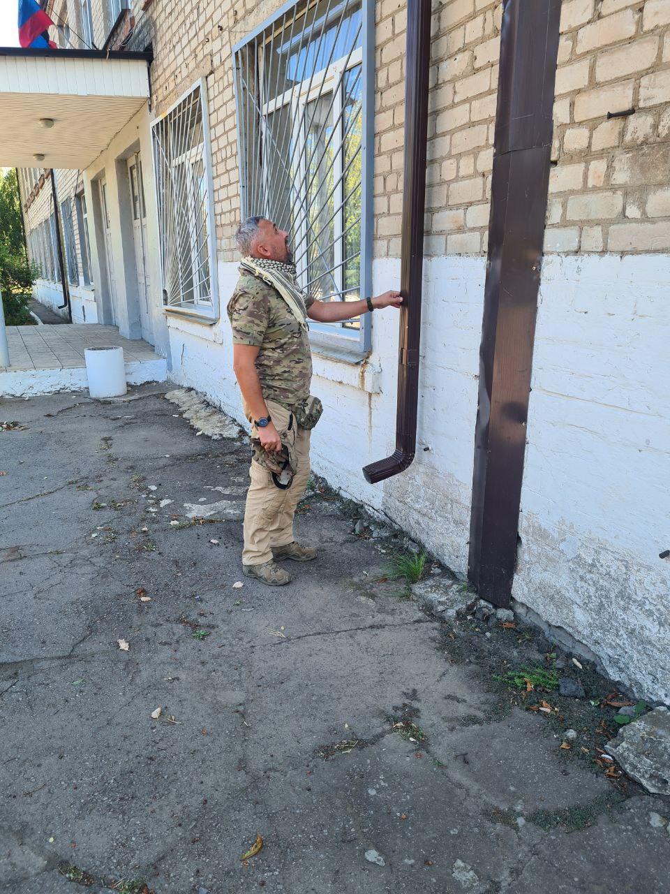 Представитель Магаданской области проинспектировал кровлю школы № 2 в Ждановке.
