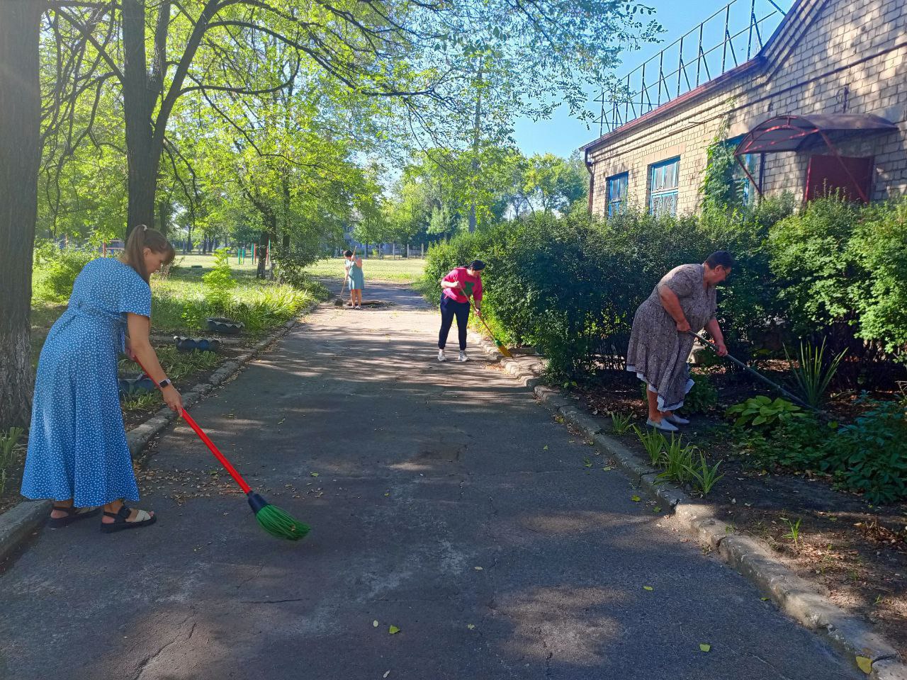 В Ждановке продолжается благоустройство территории.