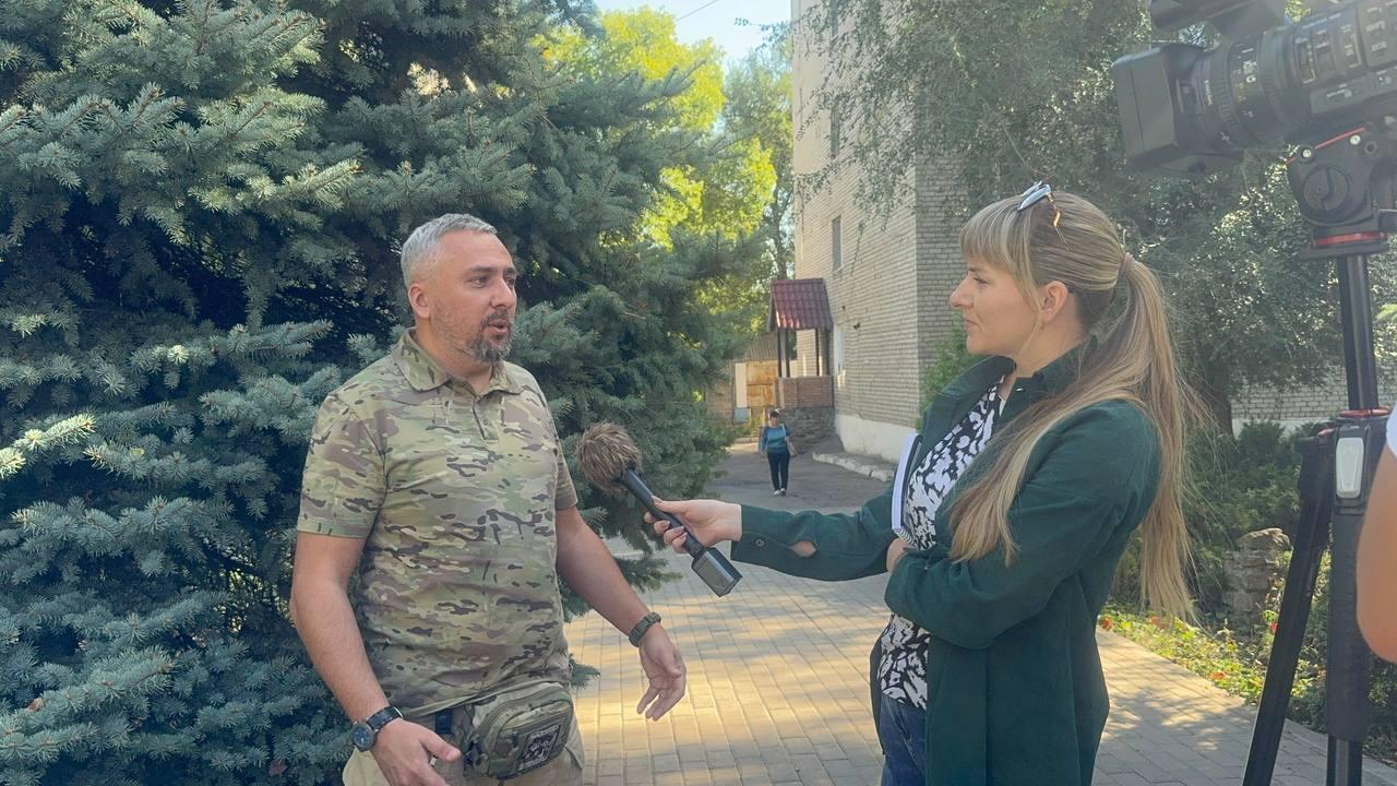 Аварийная бригада Магаданской области восстанавливает вентканал в медучреждении Ждановки.