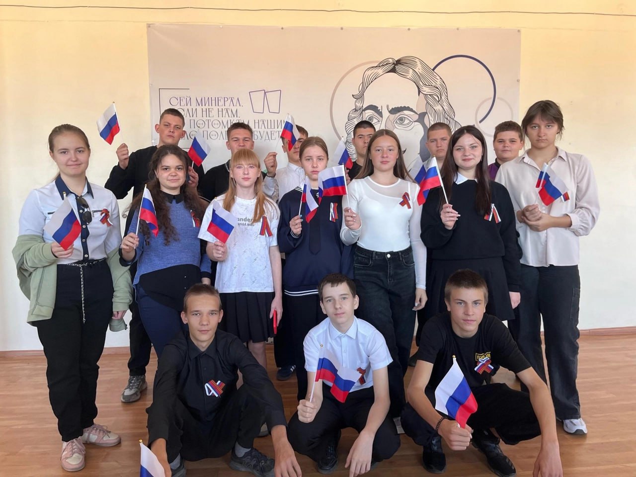 В Ждановке старшеклассники посетили классные часы «Один народ — одна история».