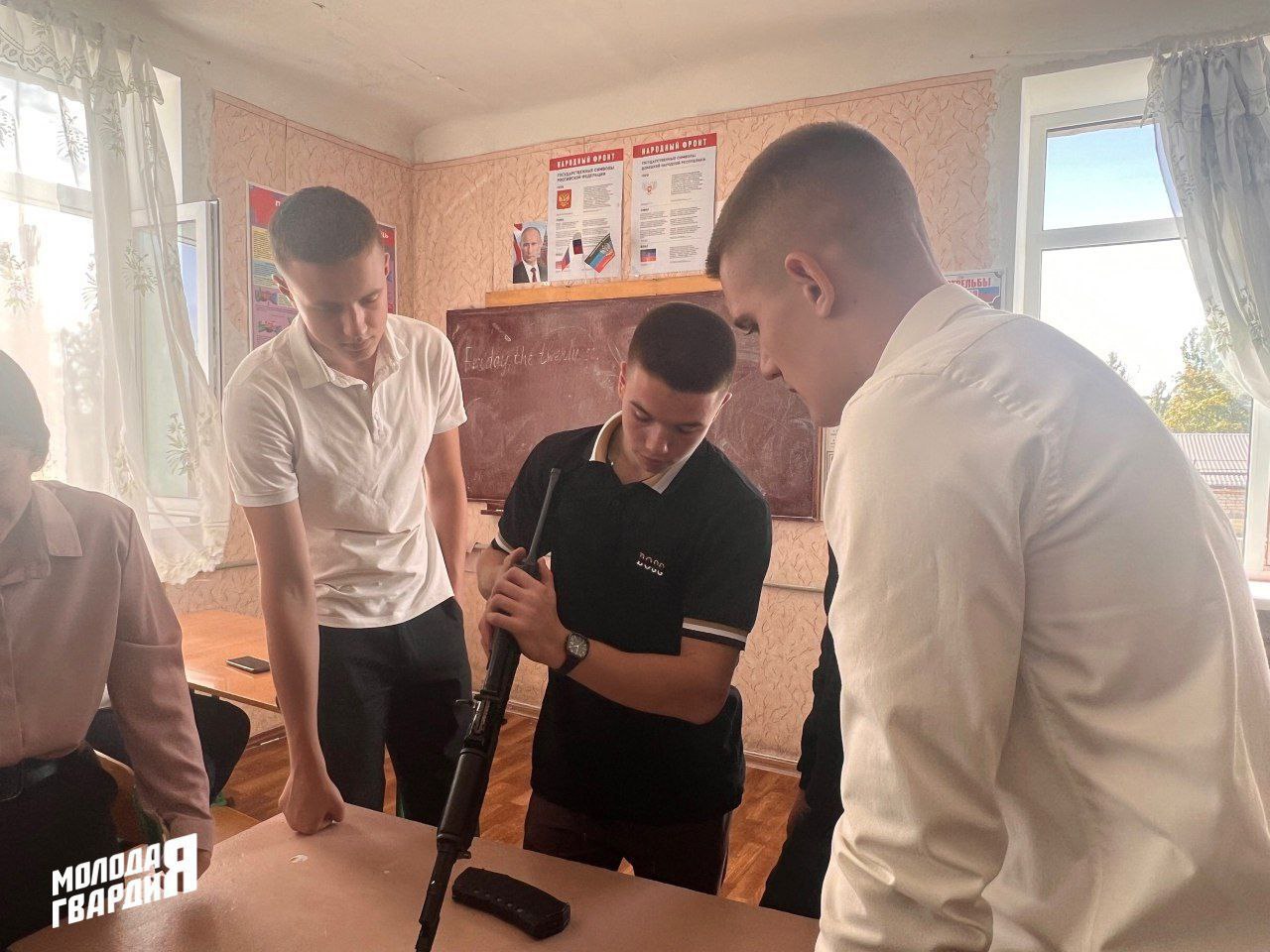 Молодежь Ждановки учится соблюдать правила безопасности с оружием.