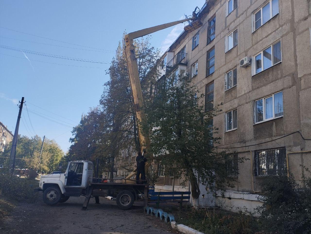 Аварийщики из Магадана провели высотные работы в Ждановке.