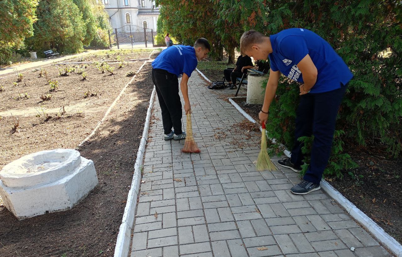 Молодежь Ждановки поучаствовала в субботнике.