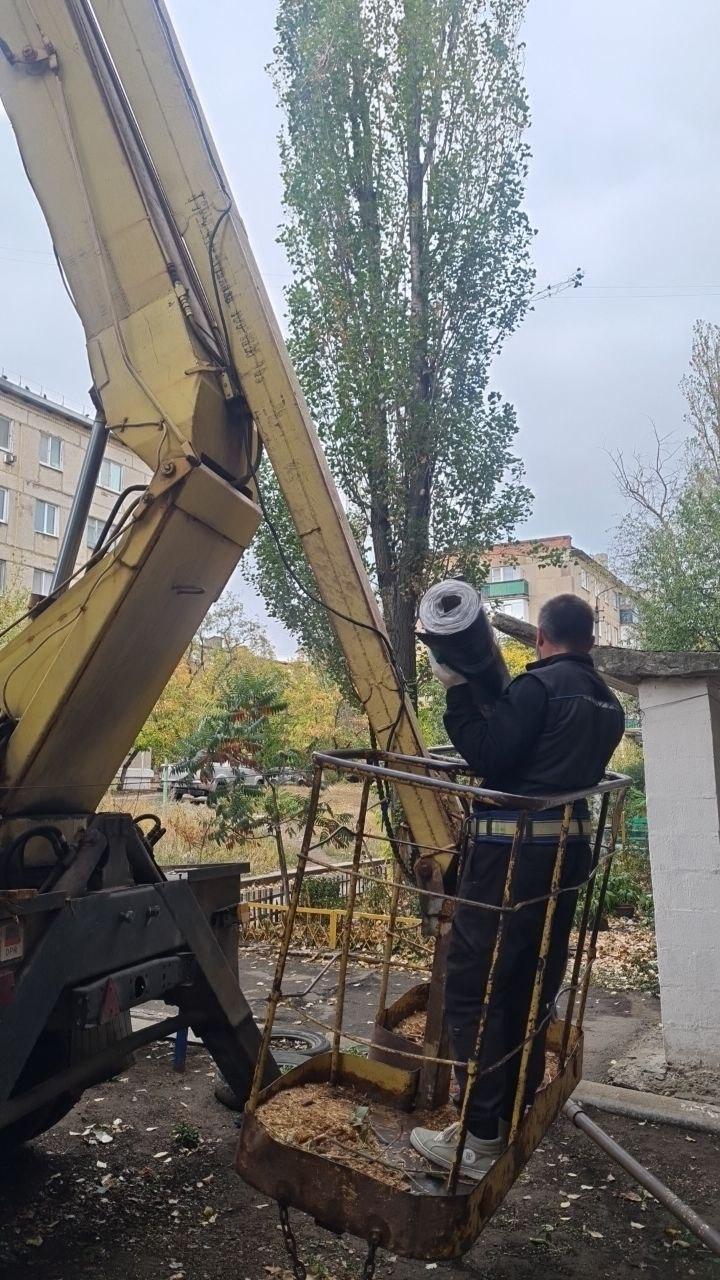 В Ждановке готовят жилой фонд к отопительному сезону.