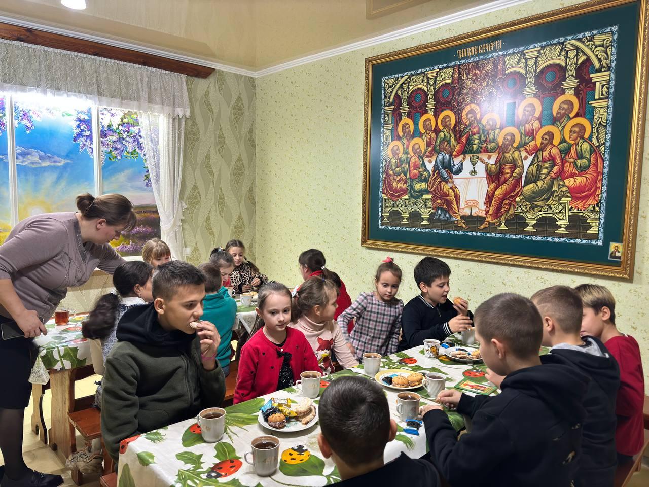 В женском клубе при центре занятости Ждановки отпраздновали Покрова Пресвятой Богородицы.