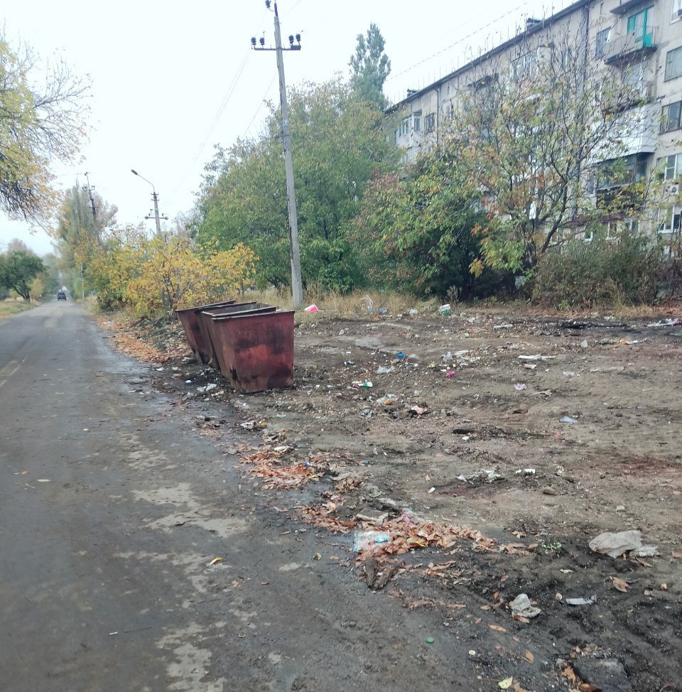Коммунальщики продолжают ликвидировать свалки в Ждановке.