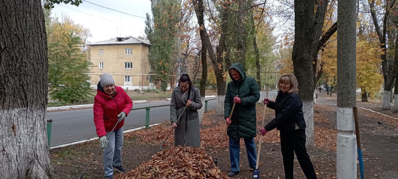Педагоги Ждановки поучаствовали в субботнике.