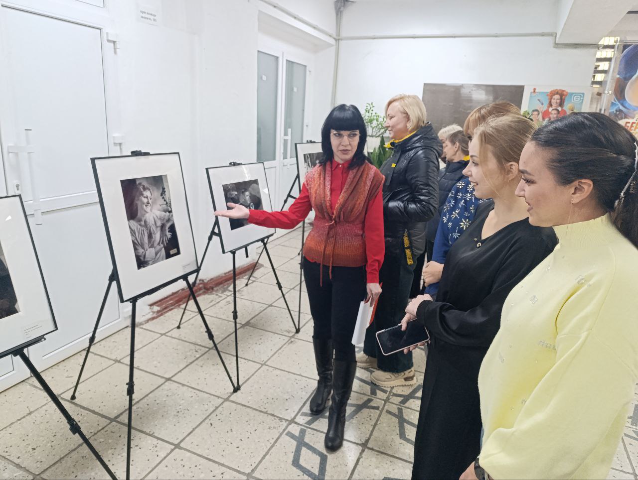 Донецкий республиканский краеведческий музей привез в Ждановку фотовыставку «Время вперед».