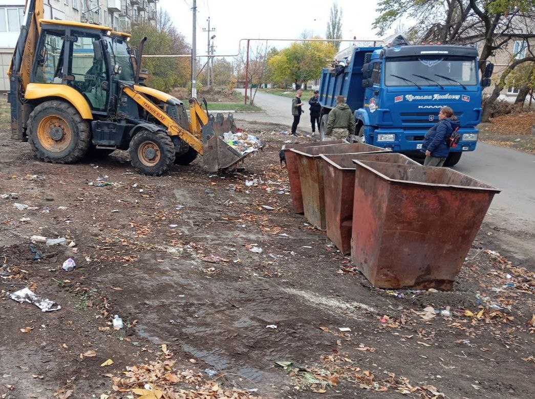 В Ждановке продолжаются работы по вывозу мусора.