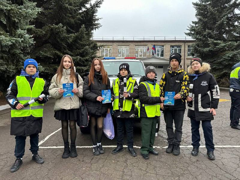 Сотрудники ГИБДД совместно с отрядом ЮИД провели мероприятие для школьников.