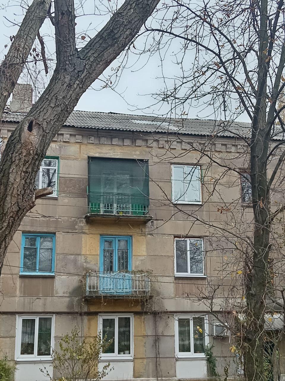 Специалисты Магаданской области продолжают ремонт кровель жилых домов в Ждановке.