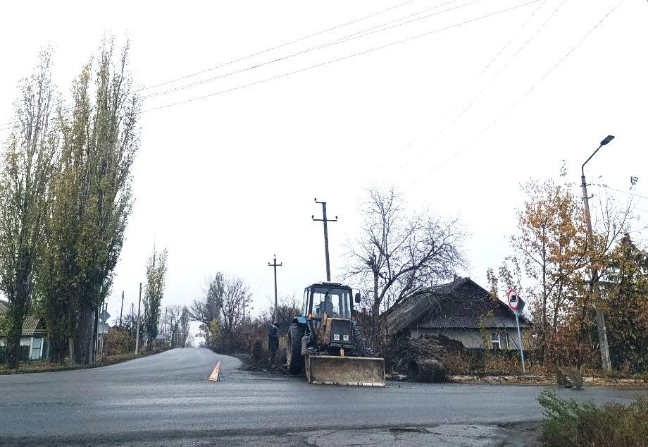 В Ждановке устраняют порыв водовода.