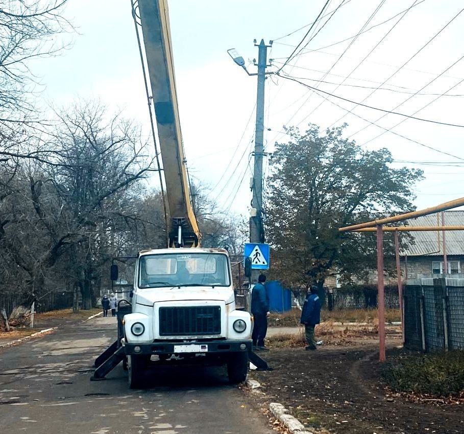 В Ждановке восстанавливают линии наружного освещения.
