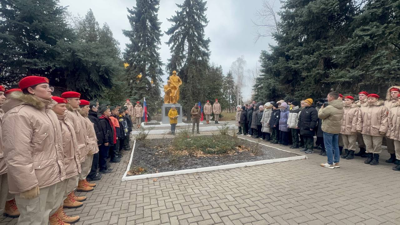 В Ждановке прошло возложение цветов ко Дню неизвестного солдата.
