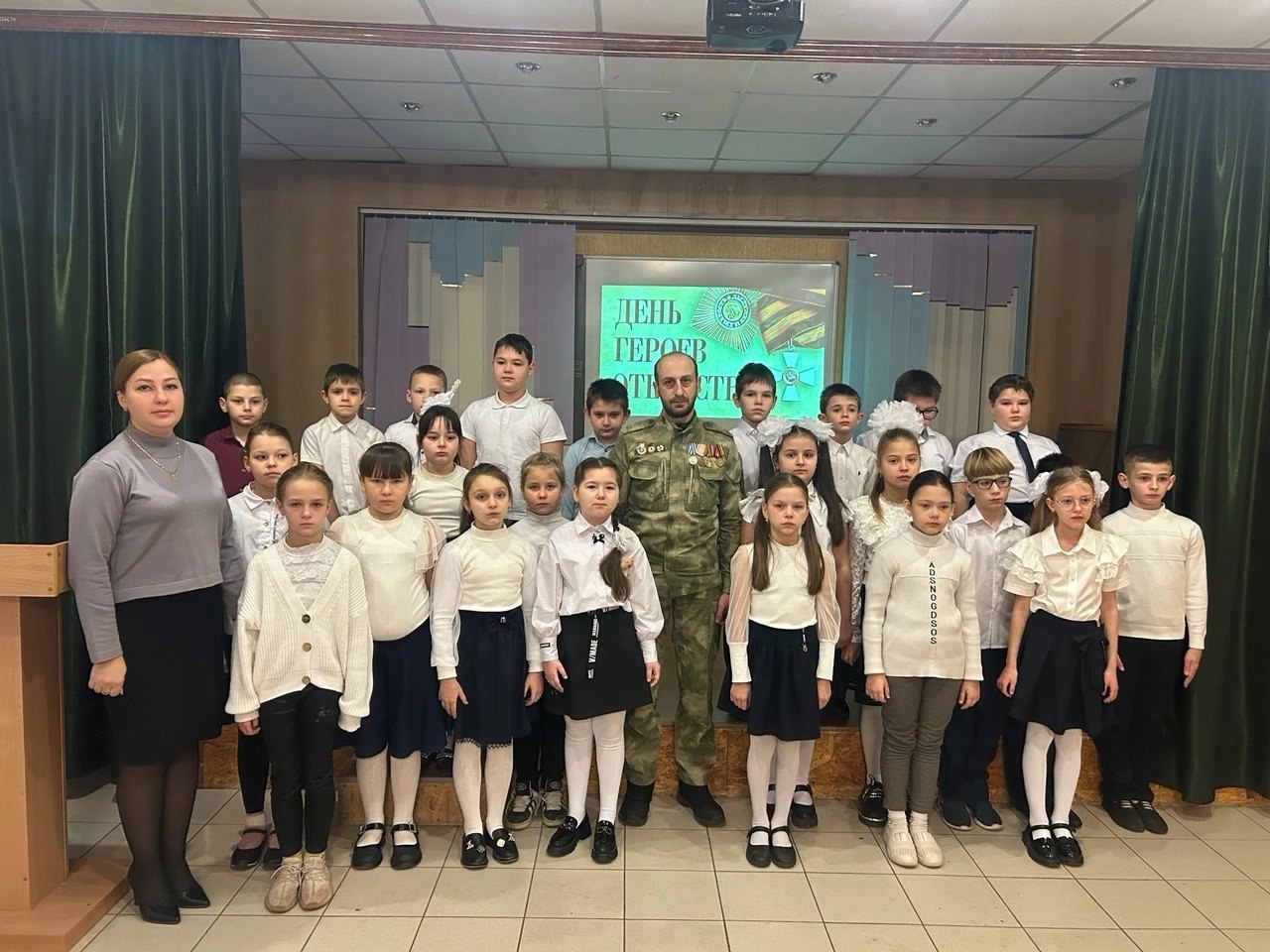 В школе Ждановки прошло патриотическое мероприятие ко Дню Героев Отечества.