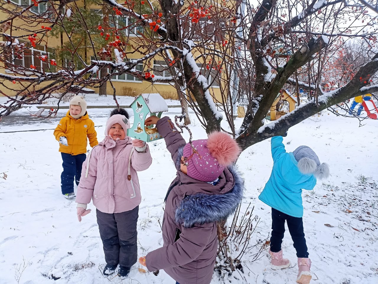 В садах Ждановки прошла социальная акция «Покормите птиц зимой, чтобы пели нам весной».