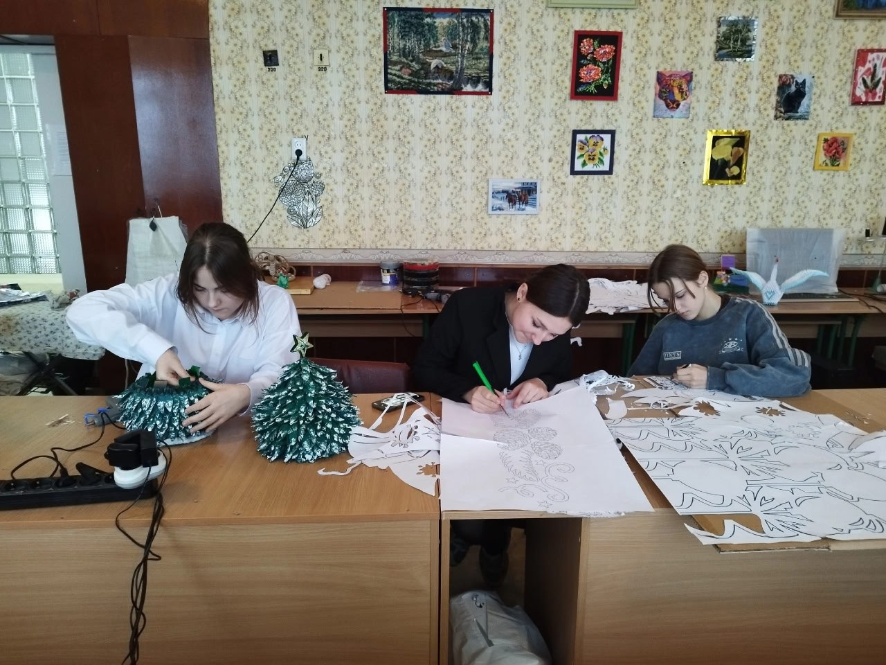 В школе Ждановки открылась мастерская Деда Мороза.