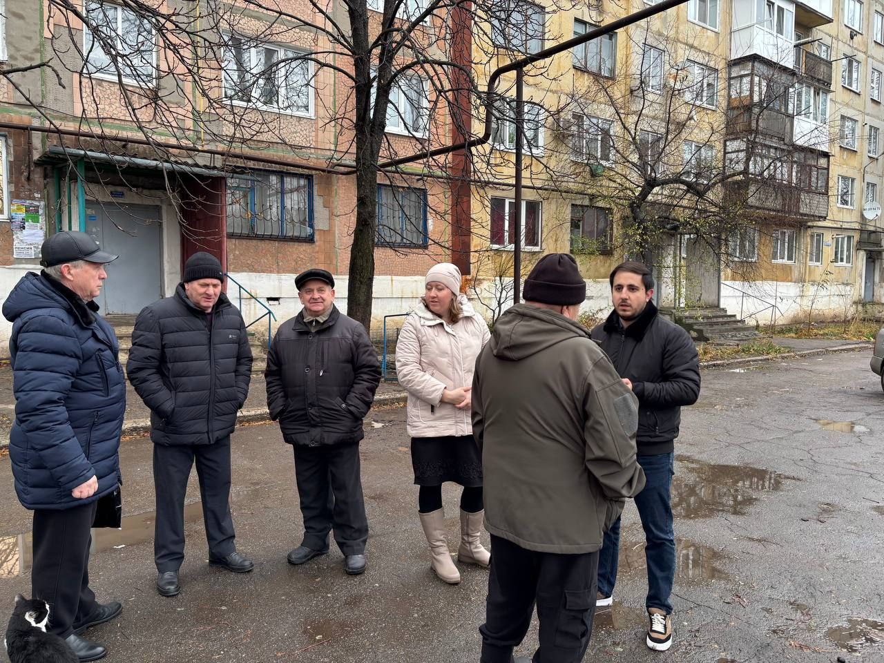 Замглавы администрации Шахтерского муниципального округа обсудил с жителями Ждановки вопросы содержания домов.