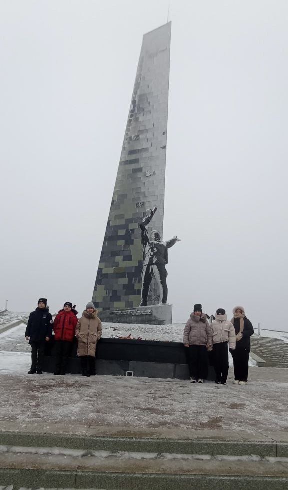 Школьники Ждановки побывали на мемориальном комплексе «Саур-Могила».
